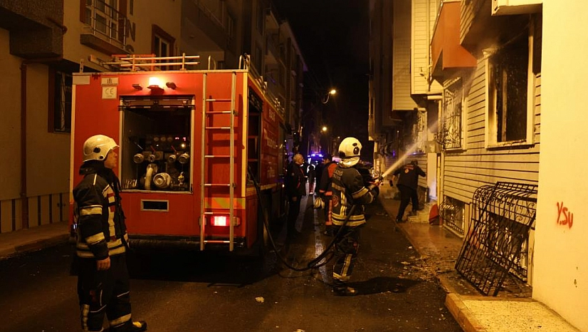 Apartman dairesinde yangın: 2 kişi dumandan etkilendi