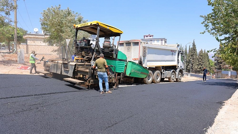 Asfalt işçileri bunaltıcı sıcağa rağmen mesaisini sürdürüyor