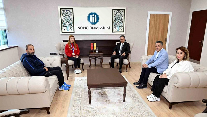 Avrupa Şampiyonu Akbaş, Rektör Akpolat'ı ziyaret etti