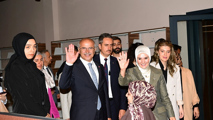 Bakan'dan Şehir Kütüphanesi'ne övgü