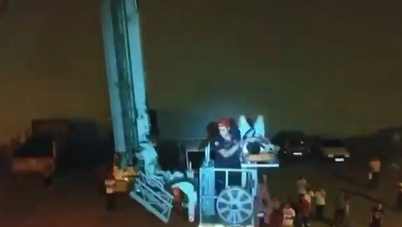 Balkondan düşen çocuk işyeri çatısında kurtarılmayı bekledi!