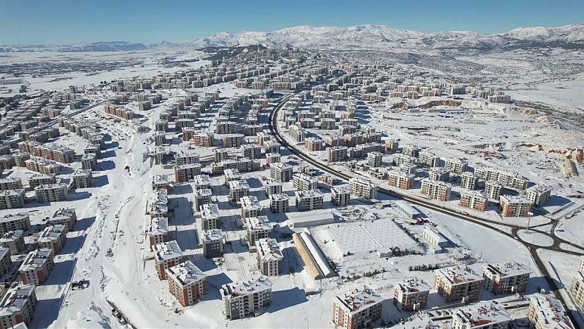 Beyaza bürünen İndere konutları depremzedelere sıcak yuva oldu