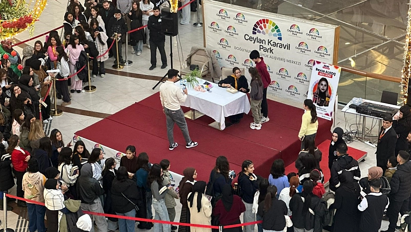 Beyza Alkoç imza günü yoğun ilgi gördü