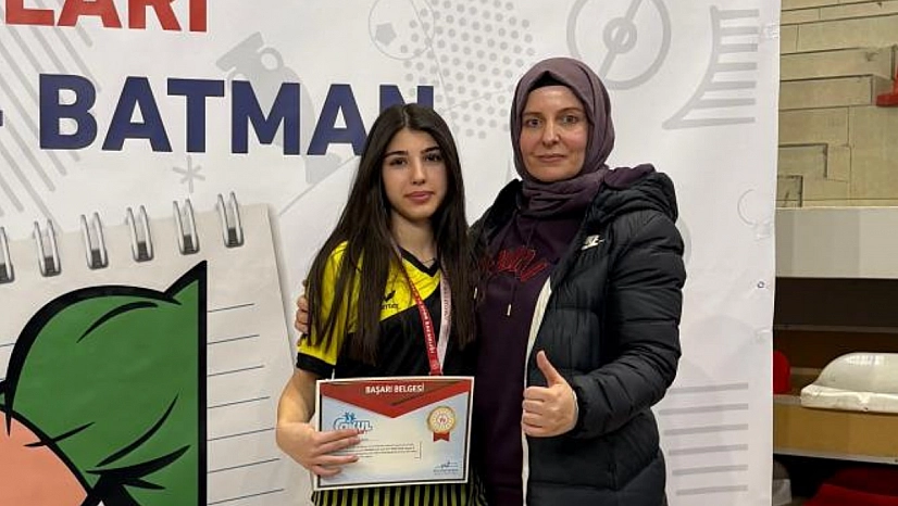 Bilek güreşinde 3 madalya kazandı