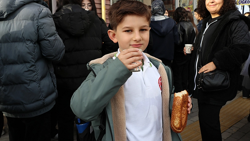 Bir bardak süt ile önyargıları yıktı