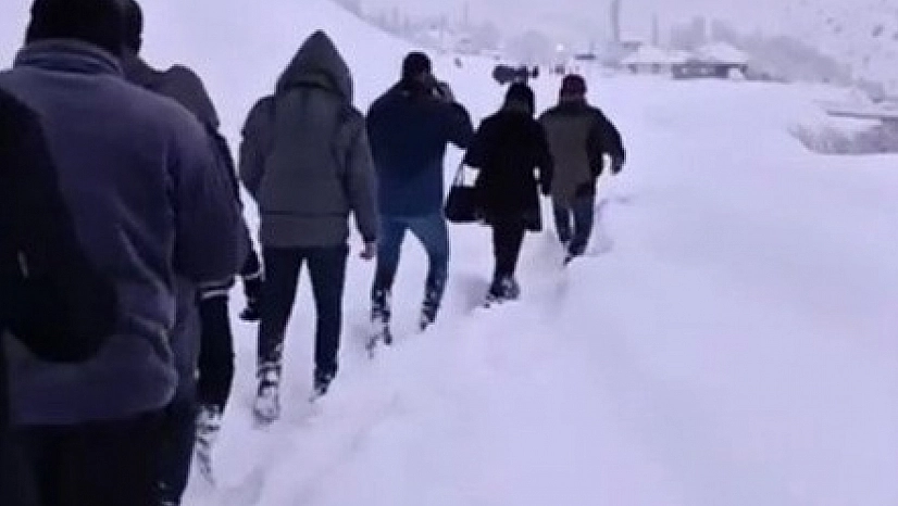 Çığla kapanan yolda mahsur kalan 100 kişi köyde misafir edildi