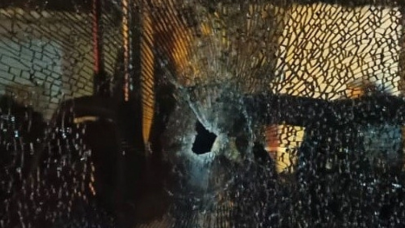 Magandalar otobüse silahlı saldırdılar! İşte saldırı görüntüleri...