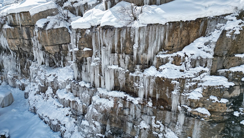 Dağlarda buzdan şelale oluştu