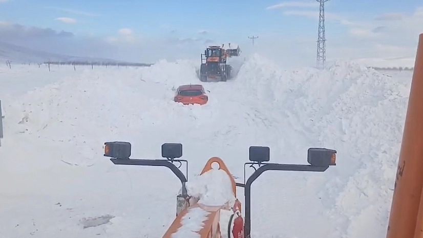 Darende'de kar altında kalan araçlar gün yüzüne çıktı