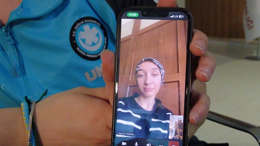 Depremde kurtardığı genç kızla abla-kardeş oldu