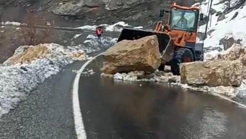 Dev kayalar yolu kapattı