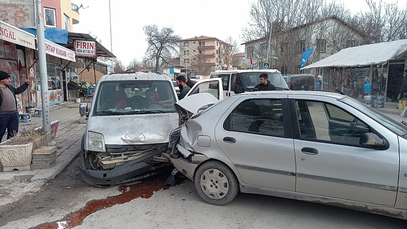 Dilek Mahallesi'nde Trafik Kazası: 2 Kişi Yaralandı