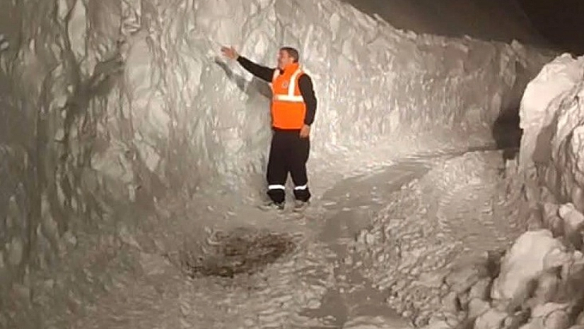 Diyarbakır'da kar kalınlığı 3 metreyi aştı