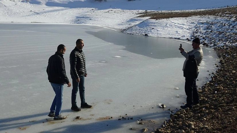 Donan göletin üstünde fotoğraf çektiler