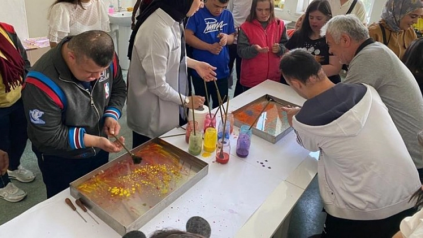 Özel çocukların ebru heyecanı