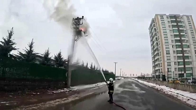 Elektrik direğindeki yangına müdahale kask kamerasına yansıdı