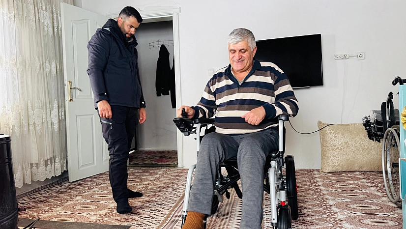 Engelli vatandaşa akülü sandalye desteği