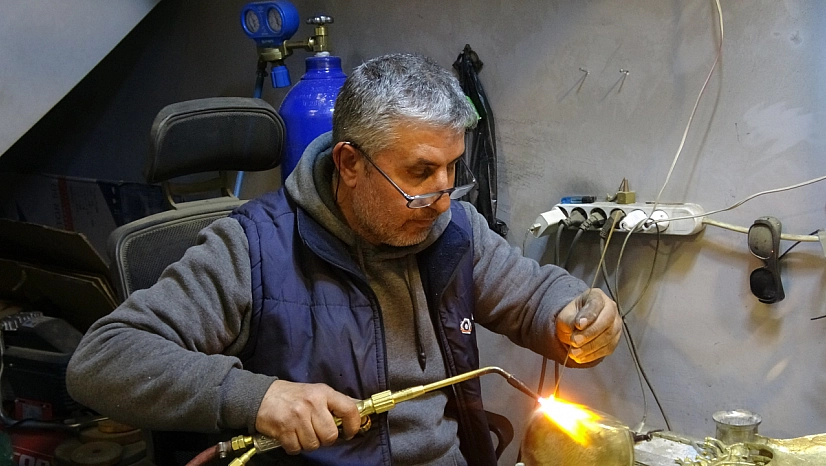 Eşinden öğrendi, dökümü sanat eserine dönüştürüyor