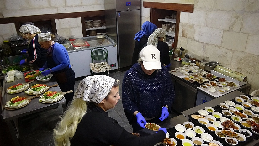 Eşlerinden imza karşılığında toplanan kadınlar önce kooperatif kurdu, sonra restoran açtı