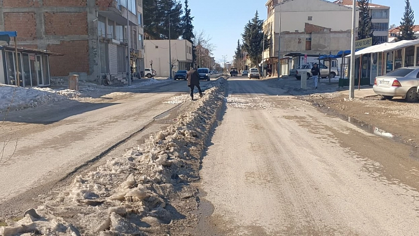 Esnaflardan kar temizleme çalışması