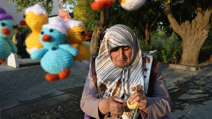 Evini depremde kaybetti, hastalığını el işiyle unutuyor