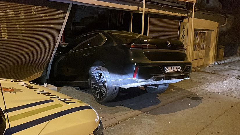 Fren yerine gaza basan sürücü, markete girdi