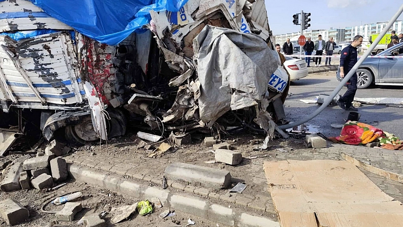 Freni patlayan kamyon araçların arasına daldı: 1 ölü, 3 yaralı