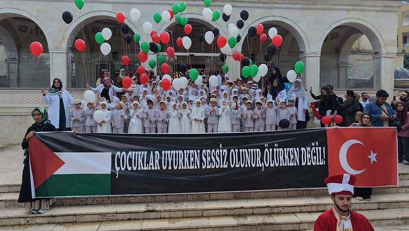 Gazze'deki çocuklar için balonlar gökyüzüne bırakıldı