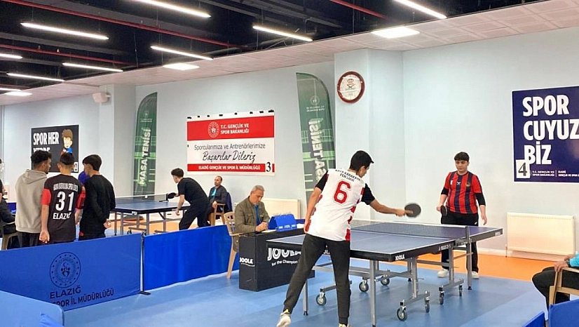 Genç sporcular masa tenisinde kıyasıya yarıştı
