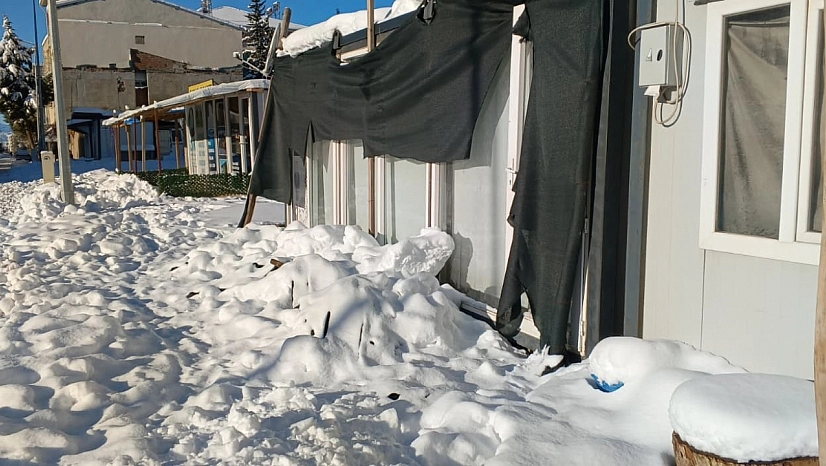 Gölgelikler kar ağırlığına dayanamadı