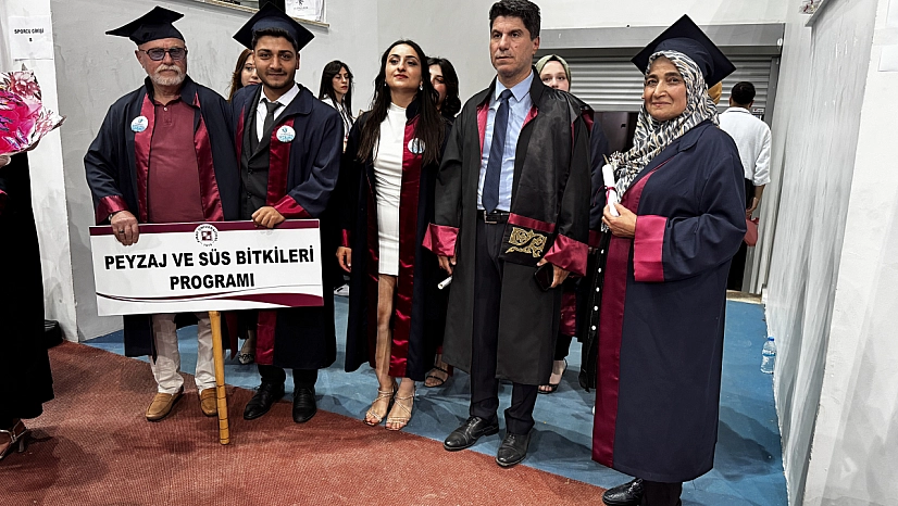 Görenler torunu sandı ama onlar sıra arkadaşı!