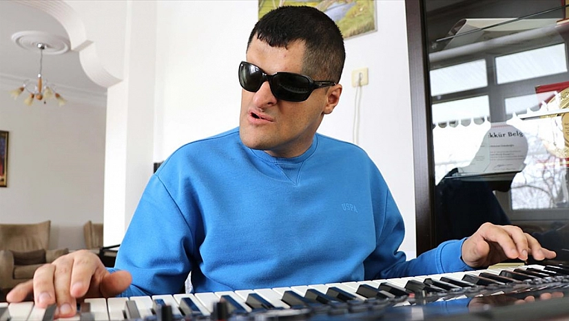 Görme engelli genç, müzikle hayata tutundu