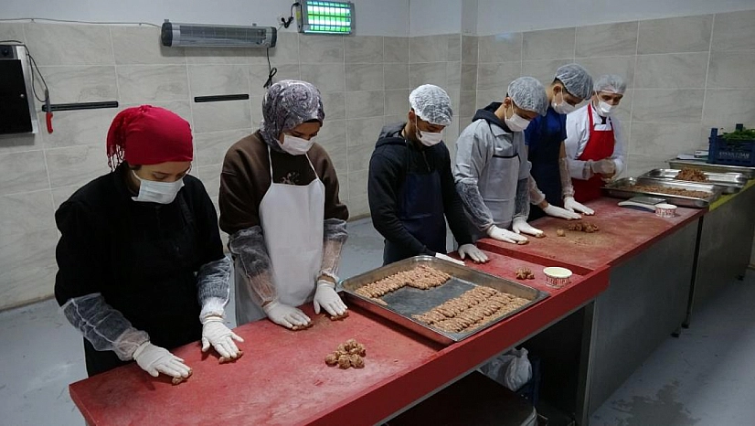 Günde 12 bin kişiye yemek hazırlıyorlar