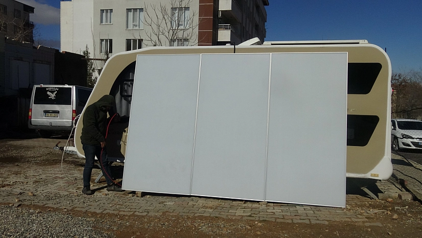 Güneş panellerinde devrim: Gündüz enerji, gece reklam paneli