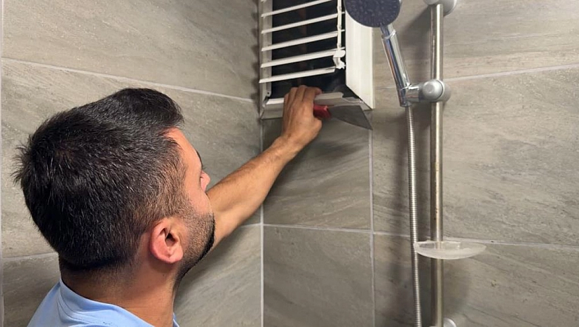 Güvercini kurtarmak için pencereyi söktü
