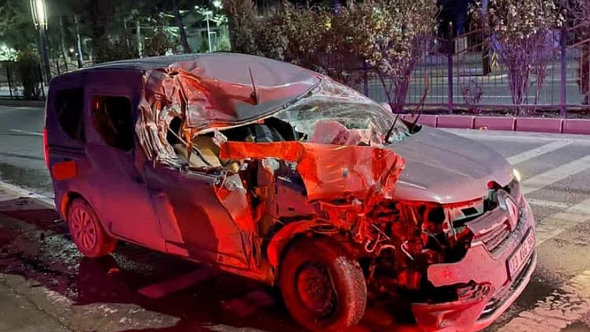 Hafif ticari araç temizlik aracına çarptı: 1 yaralı