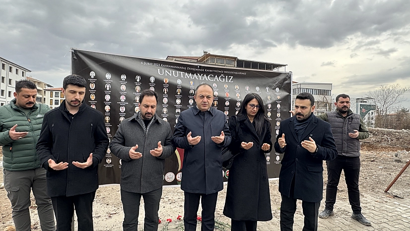 Hakimbey Apartmanı'nın alanına karanfil bırakıldı