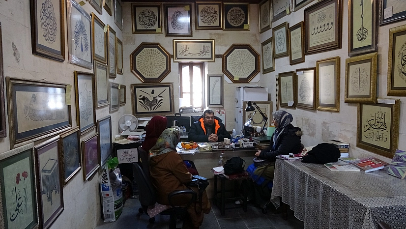 Hat sanatçısı yeni öğrenciler yetiştiriyor