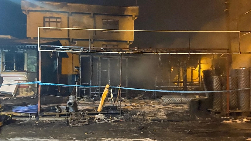 Hırdavat dükkanı alevlere teslim oldu