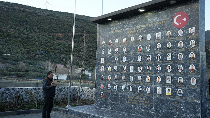 İki çocuğunu kaybeden muhtar köyüne deprem anıtı yaptırdı