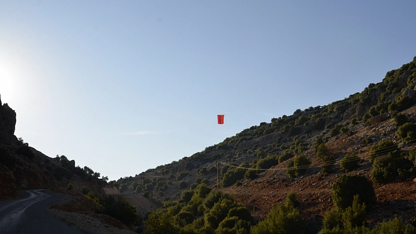 İki dağın arasında dalgalanan bayrakla asker uğurladılar