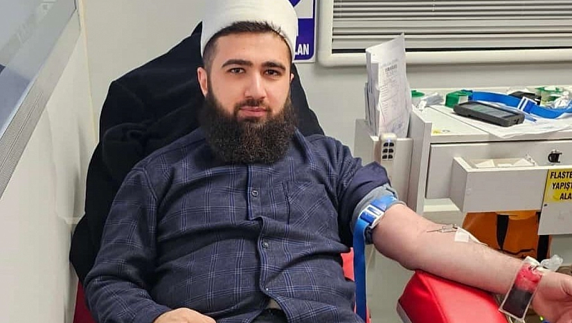 İmam, cemaatiyle kan bağışında bulundu