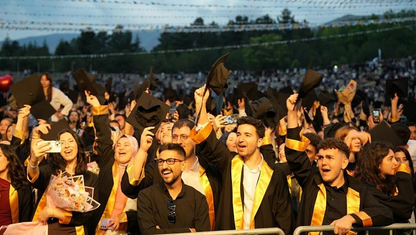 İnönü Üniversitesi 2025-2026 mezunlarını uğurladı