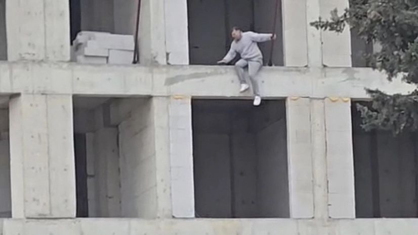 İnşaata çıkıp atlamak isteyen kişi ikna edildi