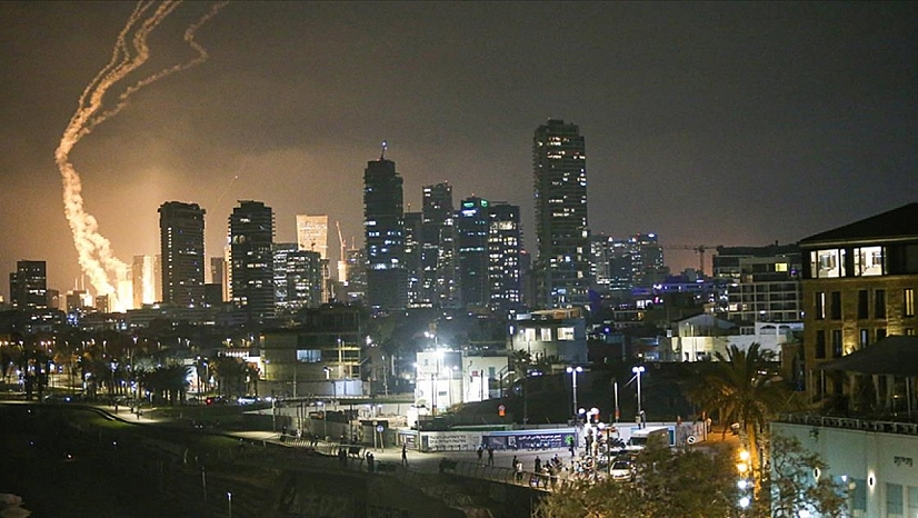 İran, İsrail'i füzelerle vuruyor..!