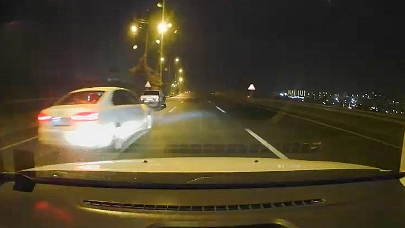 Islak yolda makas atarak gitti