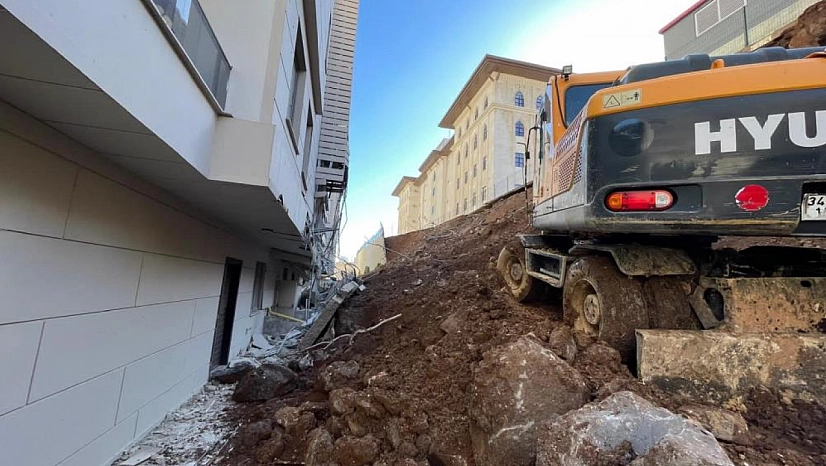 İstinat duvarı çöktü:4 dairede hasar oluştu