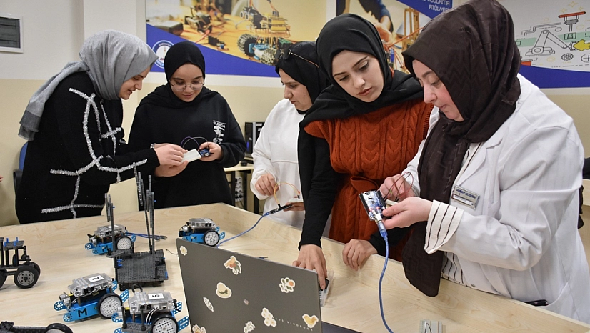 Kadınlar çocuklarıyla hayallerini tasarlıyor