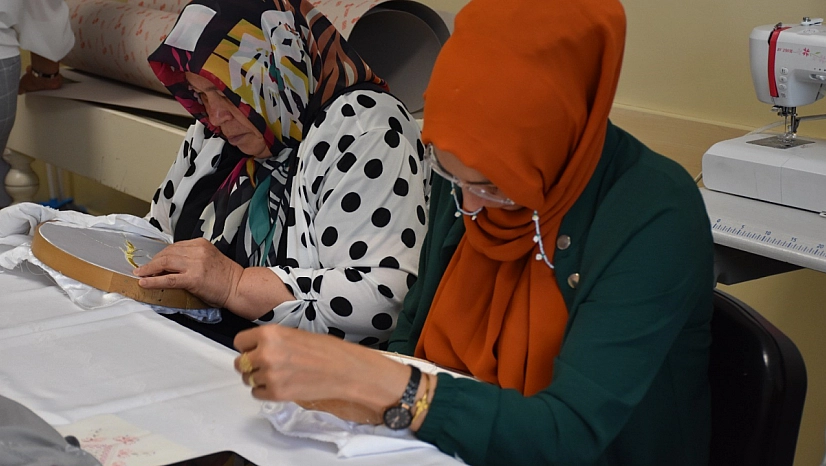 Kadınlar el sanatı kurslarında yeteneklerini keşfediyor