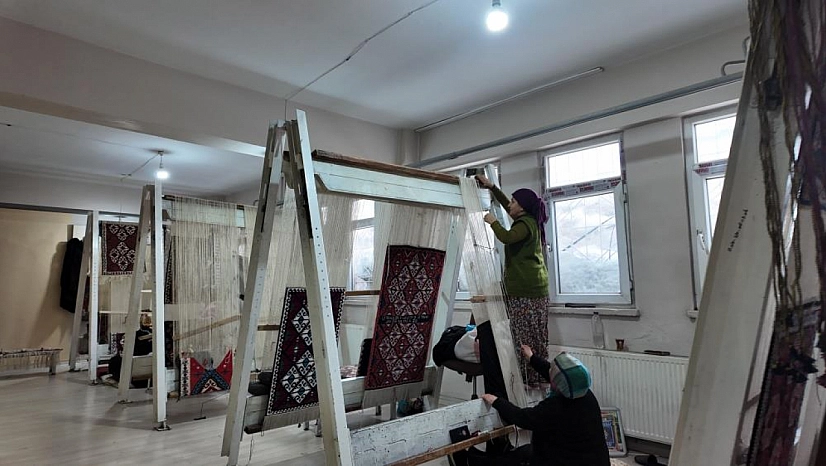 Kadınlar yüzyıllık kilim geleneğini yaşatıyor